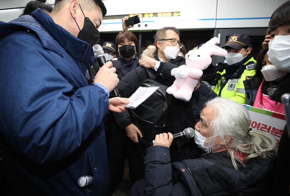 2일 오전 박경석 전국장애인차별철폐연대 공동상임대표가 지하철 선전전을 위한 탑승을 거부하는 경찰과 서울교통공사 직원들 앞에서 “지하철 좀 타게 해주세요”라고 외치며 삼각지역장과 대치하고 있다. 신소영 기자 viator@hani.co.kr