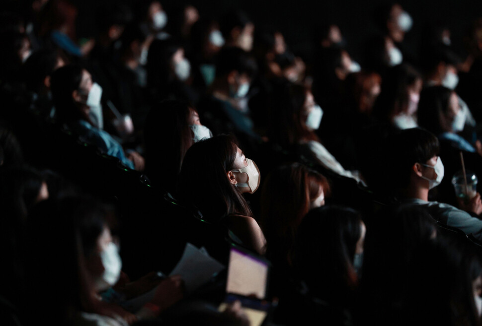 지난 문재인 정부 시절, 청년들은 공정하게 일할 기회를 얻어 능력만큼 보상받는 게 정당하다며 ‘우리 사회의 공정’에 관해 목소리를 높였다. 이들의 의견은 보수 세력의 집권에도 영향을 미쳤다. 새 정부에서 청년들은 그들이 바랐던 공정과 능력주의가 제대로 구현된다고 느끼고 있을까? 사진은 지난해 서울 이화여대에서 열린 엠제트(MZ) 청년 채용설명회 모습. 연합뉴스