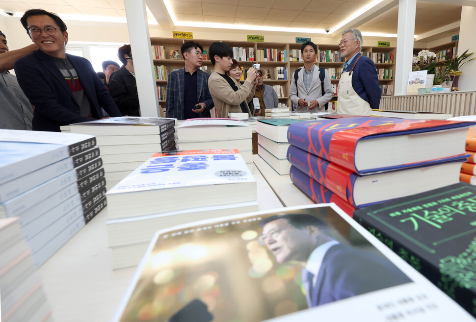 문재인 전 대통령이 26일 오후 경남 양산시 하북면 자신의 책방 ''평산책방''에서 인사하고 있다. 연합뉴스