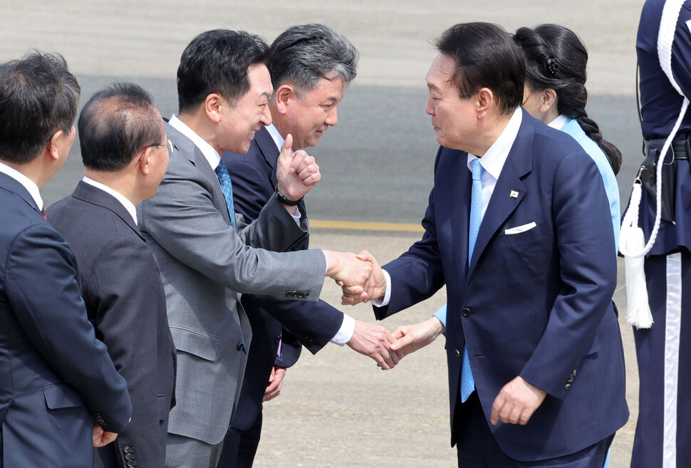 미국 국빈 방문을 마친 윤석열 대통령이 30일 오후 서울공항에 도착해 환영나온 김기현 국민의힘 대표와 인사하고 있다. 김 대표가 악수하면서 엄지손가락을 들어 올리고 있다. 윤운식 선임기자 yws@hani.co.kr