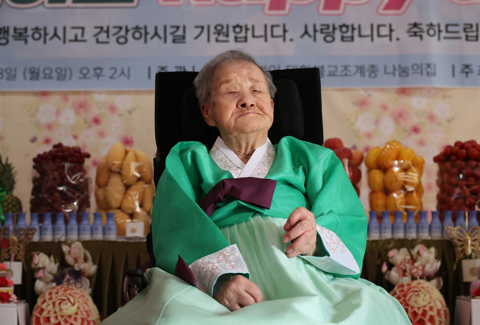 어버이날을 맞이해 일본군 위안부 피해 할머니들의 쉼터인 경기 광주시 ‘나눔의집’에서 8일 오후 어버이날 기념식과 올해로 100살이 된 박옥선 할머니의 상수연이 열렸다. 박옥선 할머니가 기념사진을 찍고 있다. 김혜윤 기자 unique@hani.co.kr