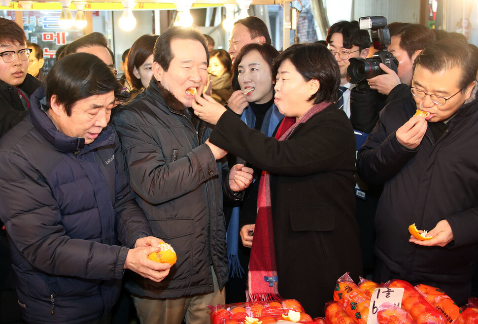 정세균 국무총리가 주말인 18일 서울 중랑구 우림골목시장을 방문해 물가를 점검하며 과일을 시식하고 있다. 연합뉴스