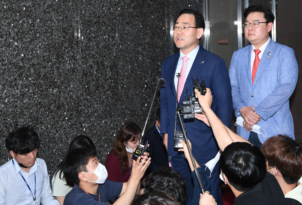 미래통합당 주호영 원내대표가 25일 오후 국회에서 박병석 국회의장과 상임위 원 구성 관련 면담을 마친뒤 취재진 질문에 답하고 있다. 연합뉴스