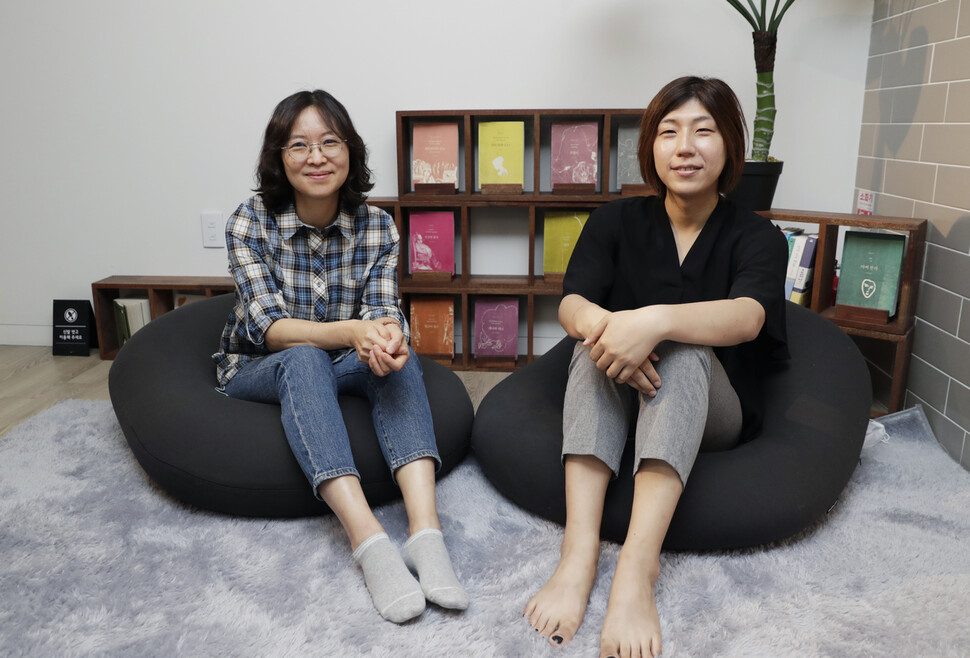 김지혜 교수(왼쪽)와 박한희 변호사는 2014년 5월 법률가와 정책연구자들의 연구모임에서 처음 만나 친구가 되었다고 했다. 김혜윤 기자 unique@hani.co.kr