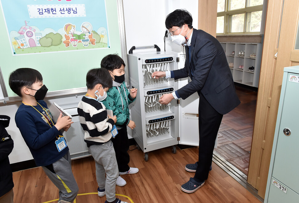 부산 사상구 주감초등학교 1학년 교실에는 태블릿피시 등을 충전하는 기기가 있다. 부산시교육청 제공