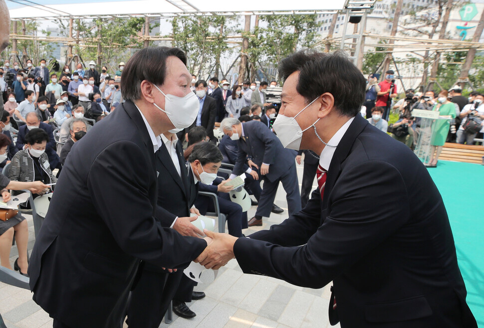 윤석열 전 검찰총장이 9일 오후 열린 서울 남산예장공원 개장식에서 오세훈 서울시장과 인사를 나누고 있다. 연합뉴스