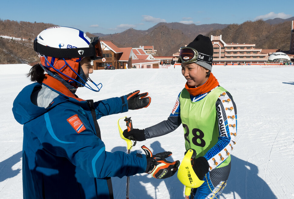 임승현(왼쪽) 알파인스키 국가대표 상비군과 김유정 북한 알파인 스키선수가 2018년 2월1일 북한 강원도 마식령스키장에서 공동훈련을 마친 뒤 포옹을 나누고 있다. 원산/사진공동취재단