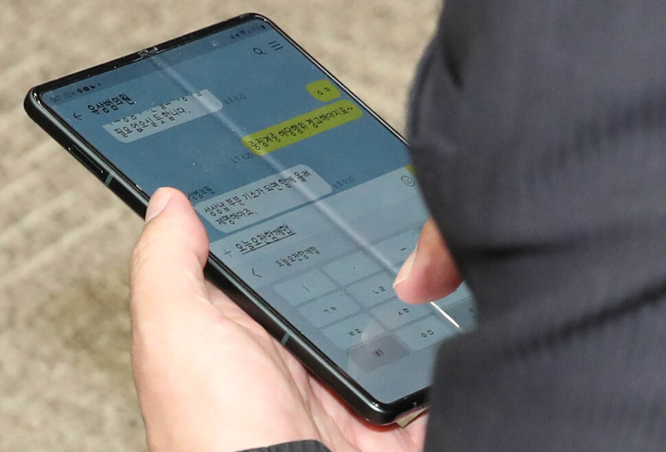 19일 오전 국회에서 열린 국민의힘 원내대표 선출을 위한 의원총회에서 촬영된 정진석 비대위원장의 휴대전화 화면에 정 비대위원장이 유상범 의원과 주고받은 문자가 보인다. 정 비대위원장의 "중징계중 해당행위 경고해야지요" 메시지에 유상범 의원이 "성상납 부분 기소가 되면 함께 올려 제명해야죠"라고 답했다. 정 비대위원장은 이날 오후 문자 내용에 대한 취재진의 질문에 "지난달 8월 13일 제가 유상범 의원에게 보낸 문자"라며 "저는 비대위원장이 아니었고 평의원이었다"라고 밝혔다. 공동취재사진