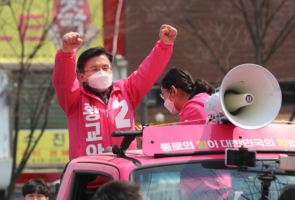 서울 종로에 출마한 황교안 미래통합당 후보가 10일 서울 종로구 세운상가 인근에서 좁은 골목 언덕길 등을 다니기 위해 마련한 소형 유세차를 타고 지지를 호소하고 있다. 강창광 선임기자 chang@hani.co.kr