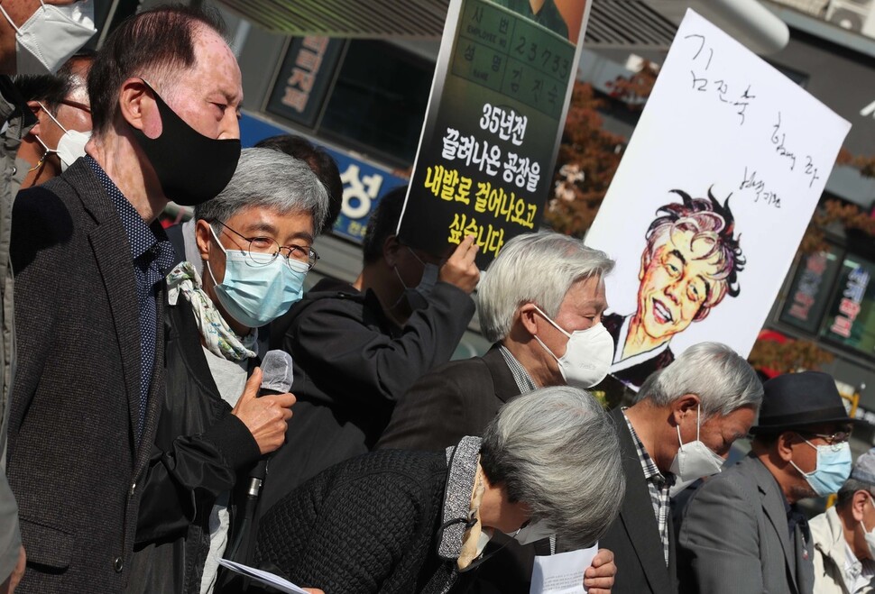 한진중공업 해고자 김진숙씨(왼쪽 둘째)가 20일 오전 본인의 복직촉구 사회 각계각층 원로선언 기자회견에서 발언하고 있다. 백소아 기자