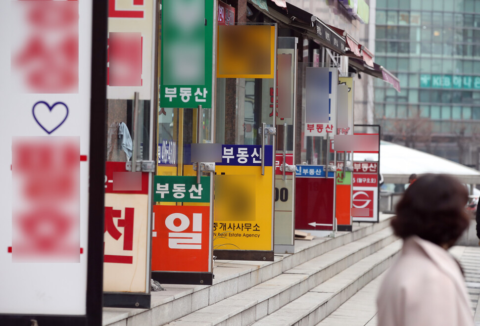 전국적으로 주택 거래가 역대 최대였던 지난해 부동산중개업소의 폐업이 18년 만에 가장 적었던 것으로 나타났다. 22일 한국공인중개사협회에 따르면 작년 전국 공인중개사 개업은 1만7천561건, 폐업은 1만2천773건, 휴업은 1천87건으로 집계됐다. 폐업 건수는 2002년(1만794건) 이후 18년 만에 최소다. 사진은 이날 서울의 한 부동산 중개업소 밀집 상가. 연합뉴스