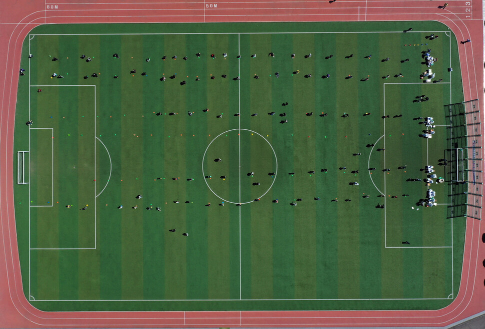 방역당국이 지난 3일 전남 고흥의 한 초등학교 운동장에서 학생들을 대상으로 진단검사를 하고 있다. 연합뉴스