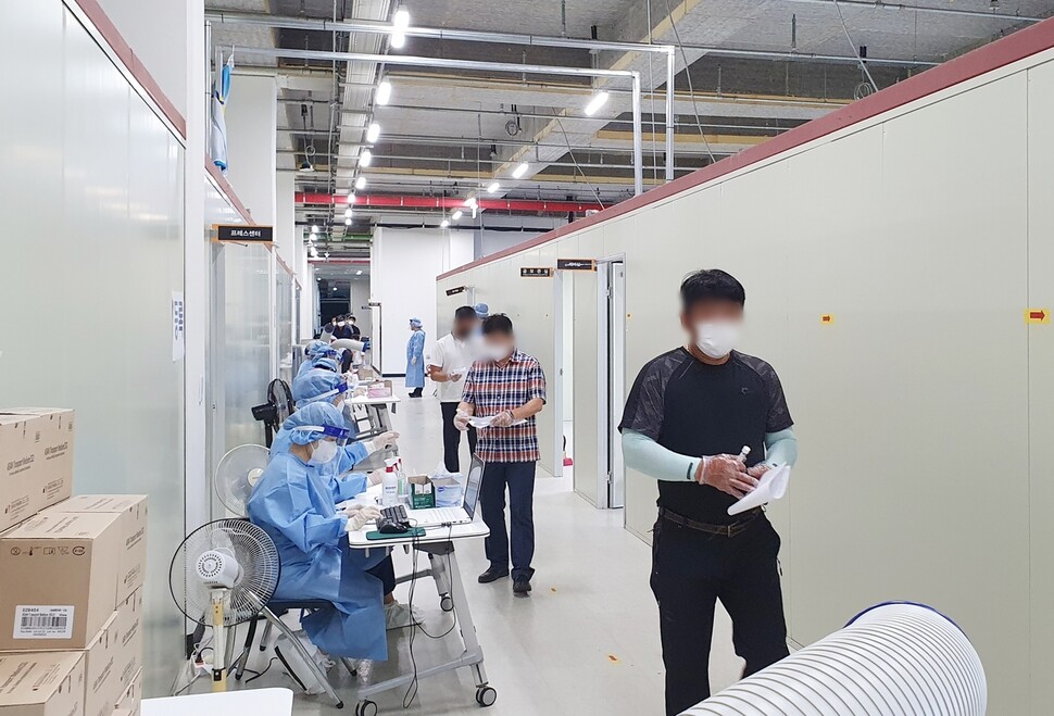 충북 충주시민들이 충주종합운동장 임시 선별진료소에서 진단검사를 받고 있다. 충주시 제공