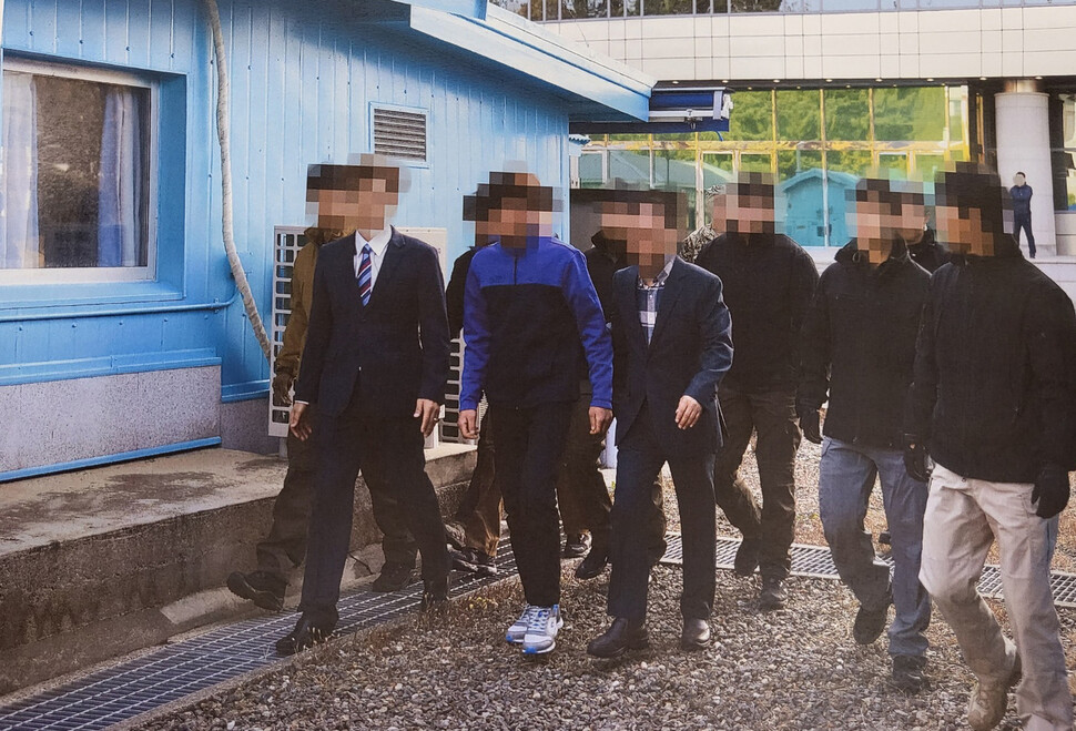 통일부는 지난 2019년 11월 판문점에서 탈북어민 2명을 북한으로 송환하던 당시 촬영한 사진을 12일 공개했다. 당시 정부는 북한 선원 2명이 동료 16명을 살해하고 탈북해 귀순 의사를 밝혔으나 판문점을 통해 북한으로 추방했다. 통일부 제공