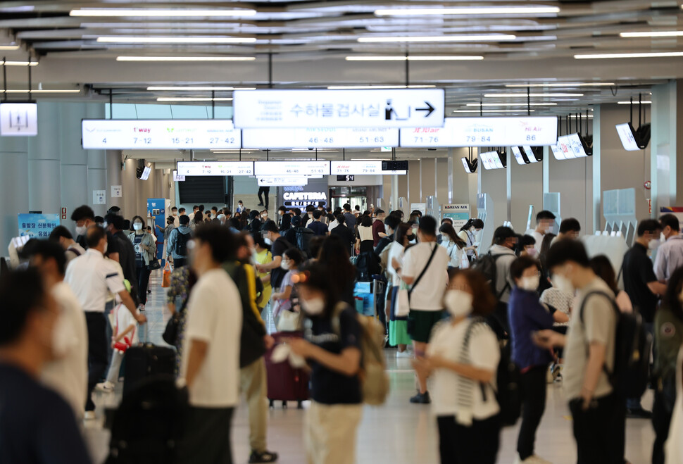 추석 연휴를 앞둔 8일 오전 서울 강서구 김포공항 국내선 청사에서 여행객등이 대기하고 있다. 연합뉴스