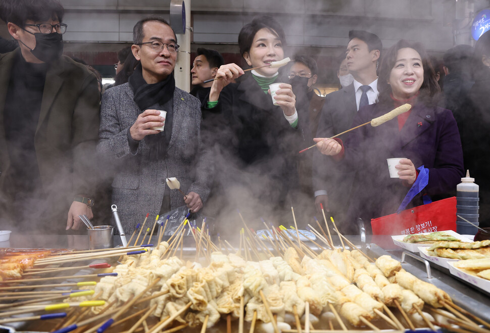 김건희 여사가 11일 대구 서문시장을 찾아 어묵을 시식하고 있다. 대통령실사진기자단