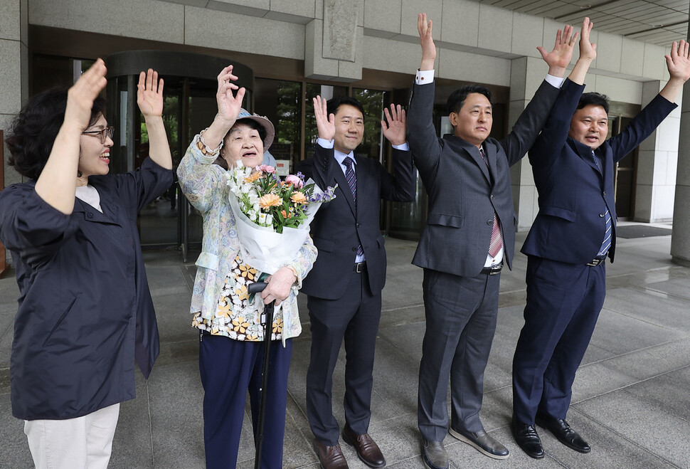 박정희 정권 당시 '통일혁명당 재건' 사건에 연루돼 징역 17년 간 옥살이를 한 고 박기래씨의 아내 서순자 씨와 장남 박창선 씨가 18일 오전 서울 서초구 대법원에서 열린 박 씨의 재심 상고심에서 무죄 판결을 받은 뒤 만세를 외치고 있다. 연합뉴스