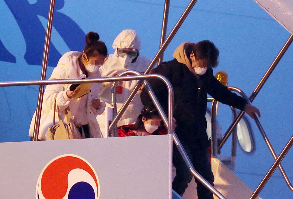 중국 후베이성 우한 지역에 체류했던 교민과 중국인 가족들이 12일 서울 김포국제공항에 도착해 대한항공 전세기에서 내리고 있다. 공동취재사진