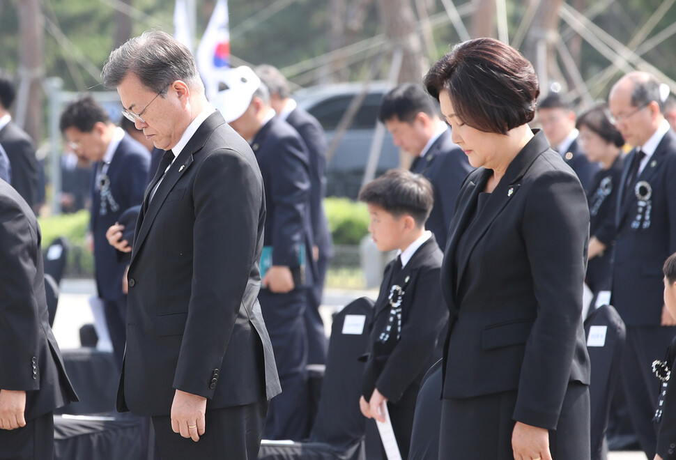 문재인 대통령과 부인 김정숙 여사가 6일 오전 대전시 유성구 국립대전현충원에서 열린 제65회 현충일 추념식에 참석, 추도 묵념하고 있다. 연합뉴스