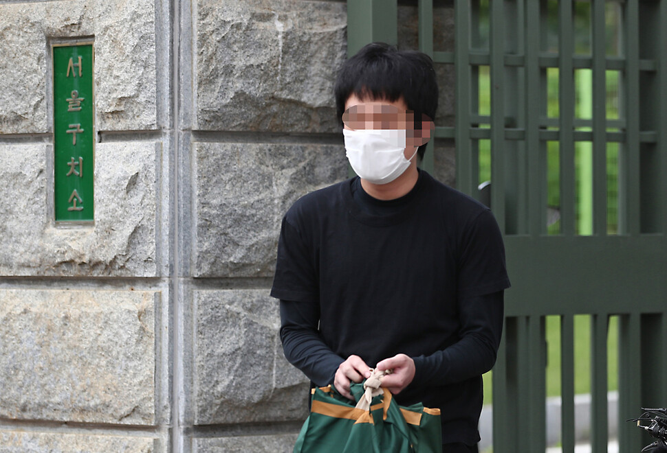 세계 최대 아동 성 착취물 사이트 ‘웰컴 투 비디오’ 운영자인 손정우 씨가 지난 7월6일 오후 법원의 미국 송환 불허 결정으로 석방되어 경기도 의왕 서울구치소를 나서고 있다. 연합뉴스 세계 최대 아동 성 착취물 사이트 ‘웰컴 투 비디오’ 운영자인 손정우 씨가 지난 7월6일 오후 법원의 미국 송환 불허 결정으로 석방되어 경기도 의왕 서울구치소를 나서고 있다. 연합뉴스