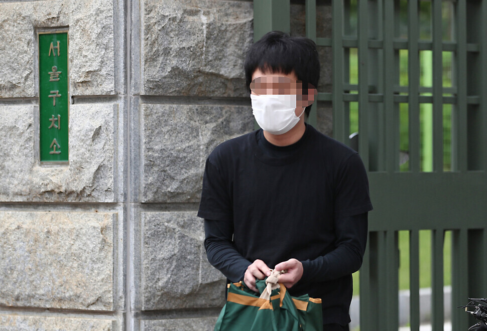 ‘웰컴 투 비디오’ 운영자인 손정우씨가 지난 7월6일 오후 법원의 미국 송환 불허 결정으로 석방되어 경기도 의왕 서울구치소를 나서고 있다. 연합뉴스