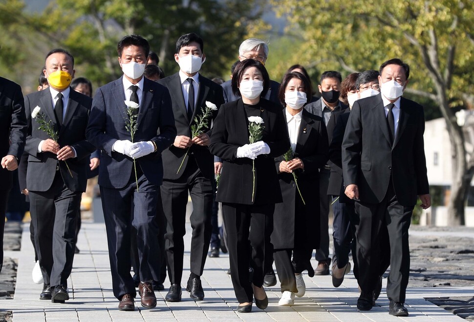 심상정 정의당 대선 후보와 여영국 대표 등이 24일 오전 경남 김해시 진영읍 봉하마을 노무현 전 대통령 묘역을 참배하고 있다. 연합뉴스