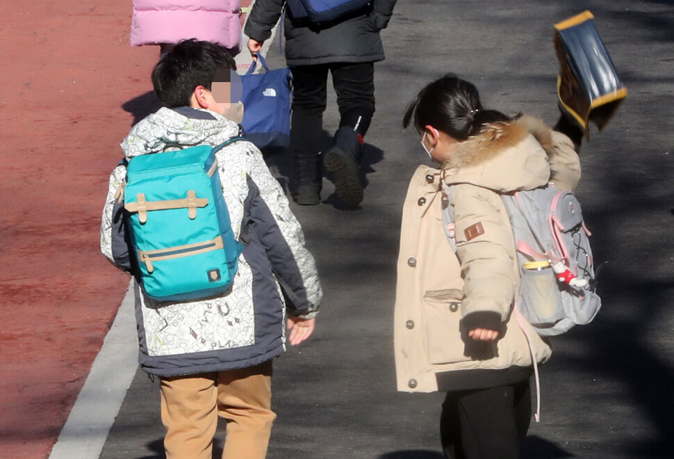 2일 오전 서울 서대문구의 한 초등학교에서 학생들이 등교하며 신발주머니로 장난치고 있다. 김태형 기자