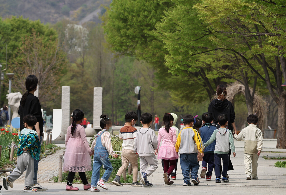 초여름 같은 날씨를 보인 지난 16일 서울 성동구 서울숲에서 꽃의 계절을 넘어 신록의 계절을 느끼기 위해 현장학습을 나온 어린이들이 친구들과 손을 잡고 걷고 있다. 연합뉴스