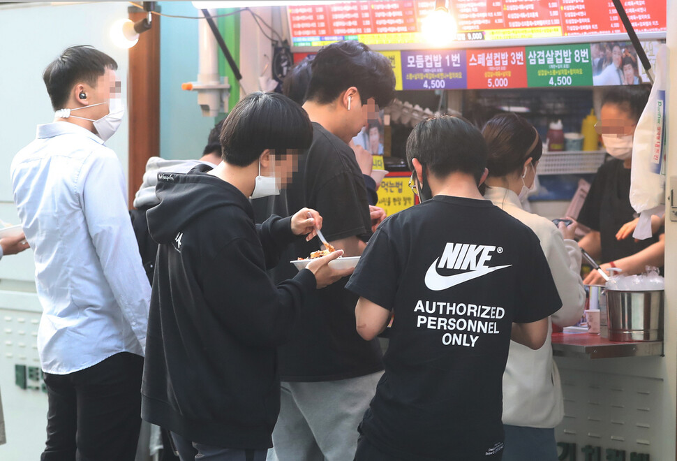 19일 오후 서울 노량진 고시촌 컵밥거리에서 수험생들이 식사를 하고 있다. 신소영 기자