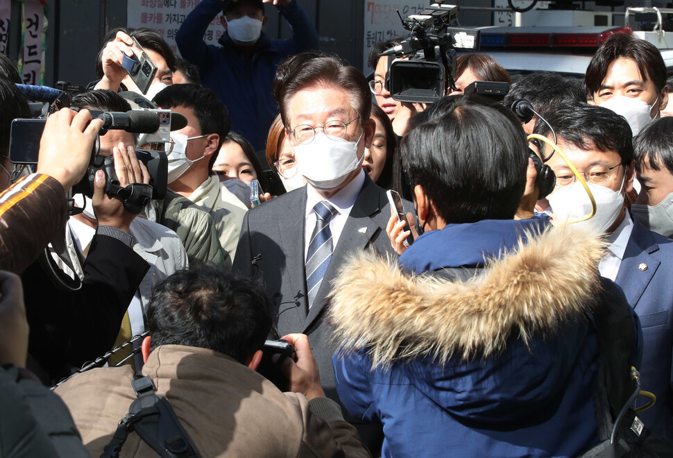 이재명 더불어민주당 대표가 민주연구원에 대한 검찰 압수 수색이 진행중인 24일 오전 서울 여의도 더불어민주당 중앙당사로 들어가고 있다. 신소영 기자 viator@hani.co.kr