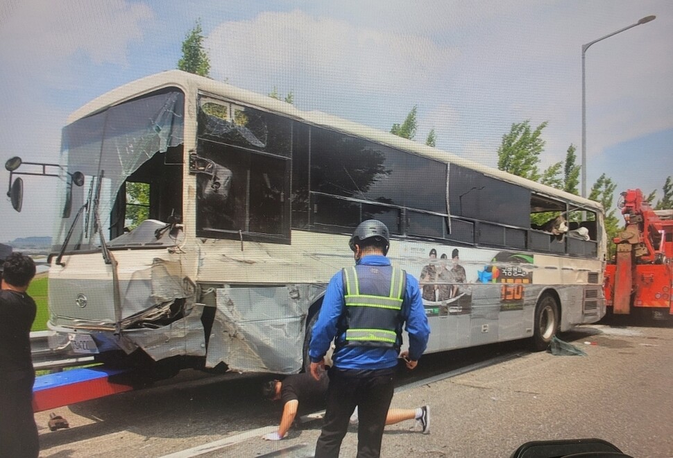 3일 천안논산고속도로 연무나들목에서 전도된 육군 버스가 견인되고 있다. 이 사고로 버스에 타고 있던 훈련병들이 다쳤다. 충남경찰청 제공