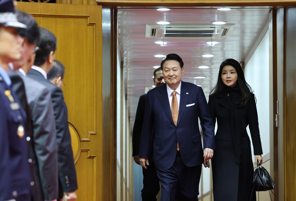 네덜란드 국빈 방문 일정을 마치고 귀국한 윤석열 대통령과 김건희 여사가 15일 성남 서울공항 2층 실내행사장으로 귀국하고 있다. 연합뉴스