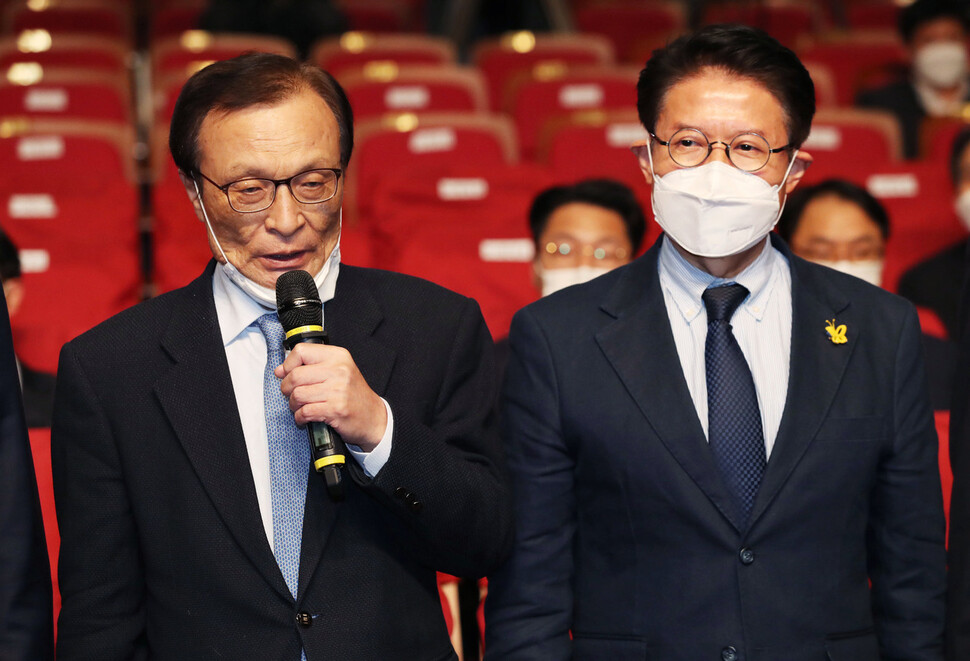 이해찬 더불어민주당 대표가 15일 오후 국회 의원회관에 마련된 당 선거상황실에서 발언하고 있다. 왼쪽은 우희종 더불어시민당 공동상임선대위원장. 연합뉴스