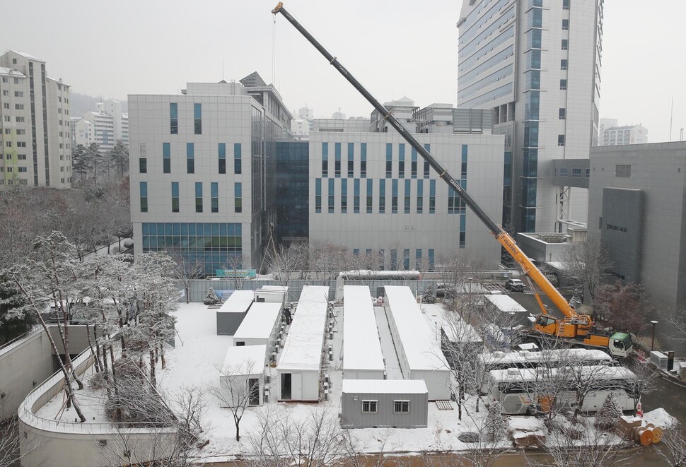 13일 오전 서울 중랑구 서울의료원 공터에 코로나19 확산으로 인한 병상 부족을 막기 위해 컨테이너 임시 병상이 설치되고 있다. 박종식 기자 anaki@hani.co.kr