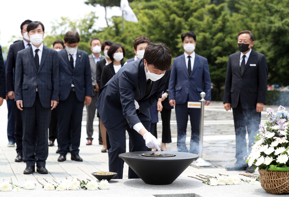 국민의힘 이준석 대표가 25일 오후 경남 김해시 진영읍 봉하마을 노무현 전 대통령 묘역을 참배하고 있다. 연합뉴스