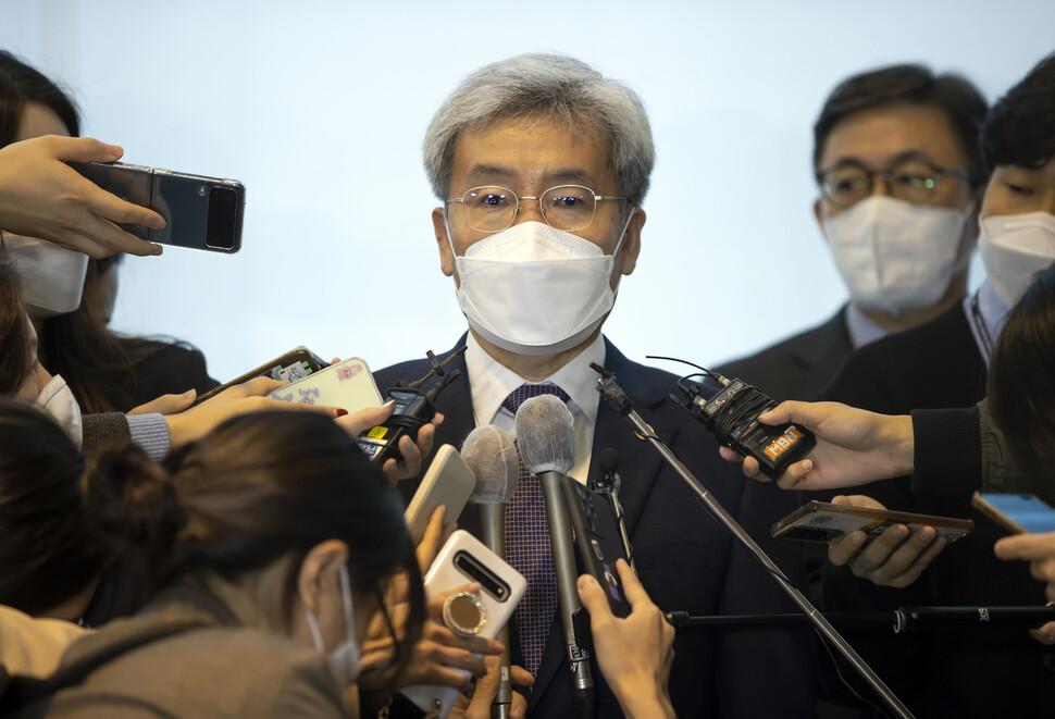 26일 오전 서울 명동 포스트타워에서 열린 ‘제6회 금융의 날’ 기념식이 끝난 뒤 고승범 금융위원장이 기자들의 ‘가계부채 관리 강화방안’ 관련 질문에 답하고 있다. 연합뉴스