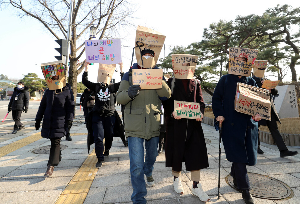 외국인 보호소 고문 사건 대응 공동대책위원회 회원들이 기자회견을 마친 뒤 법무부에 보호해제 및 고문가담자 처벌 등을 요구하며 청와대를 출발해 세종문화회관 방향으로 봉투가면행진을 하고 있다. 신소영 기자 viator@hani.co.kr
