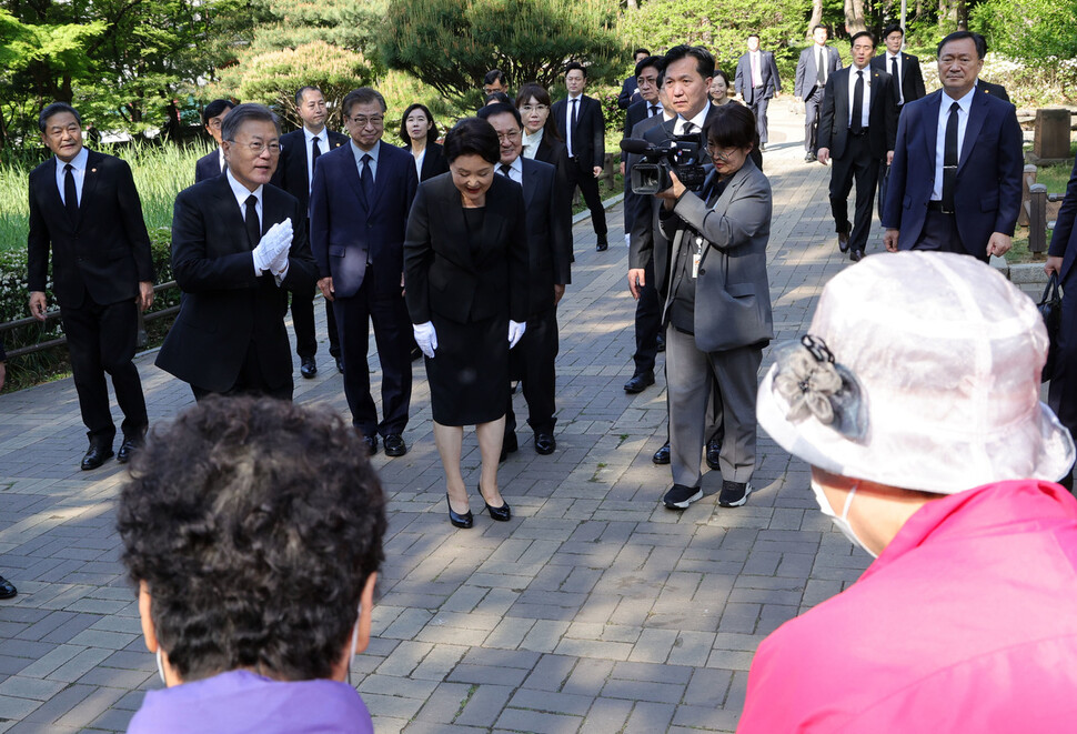 문재인 대통령과 김정숙 여사가 9일 서울 용산구 효창공원 내 백범 김구 선생 묘역 참배를 마친 뒤 삼의사 묘역으로 향하며 시민들과 인사하고 있다. 청와대사진기자단