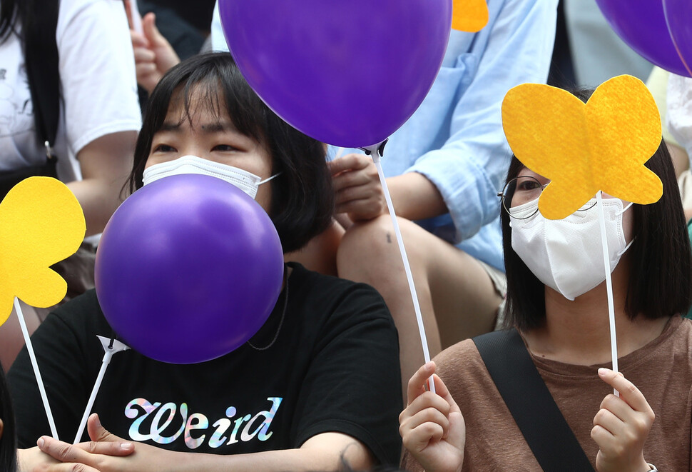 위안부 기림일(14일)을 앞두고 정의기억연대 회원들이 8개국 74개 공동주관단체들과 세계연대 집회 형식으로 수요시위를 한 10일 낮 청계광장 앞에서 집회참가자들이 일본정부의 사죄와 피해보상 등을 요구하고 있다. 윤운식 선임기자