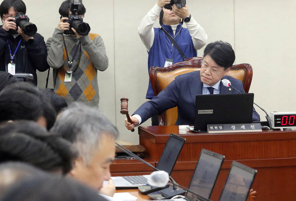 장제원 행안위원장이 16일 오전 국회에서 열린 행정안전위원회 전체회의를 주재하고 있다. 김경호 선임기자