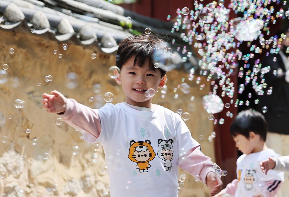 27일 오전 서울 송파구 서울놀이마당에서 열린 2023 송파구 어린이날 큰잔치에 참석한 관내 어린이집 어린이들이 비눗방울을 가지고 놀며 활짝 웃고 있다. 신소영 기자 viator@hani.co.kr