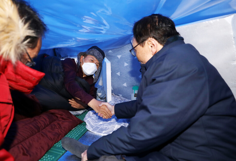 이해찬 더불어민주당 대표가 25일 오전 청와대 사랑채 앞 천막에서 단식 중인 황교안 자유한국당 대표를 만나 악수하고 있다. 공동취재사진