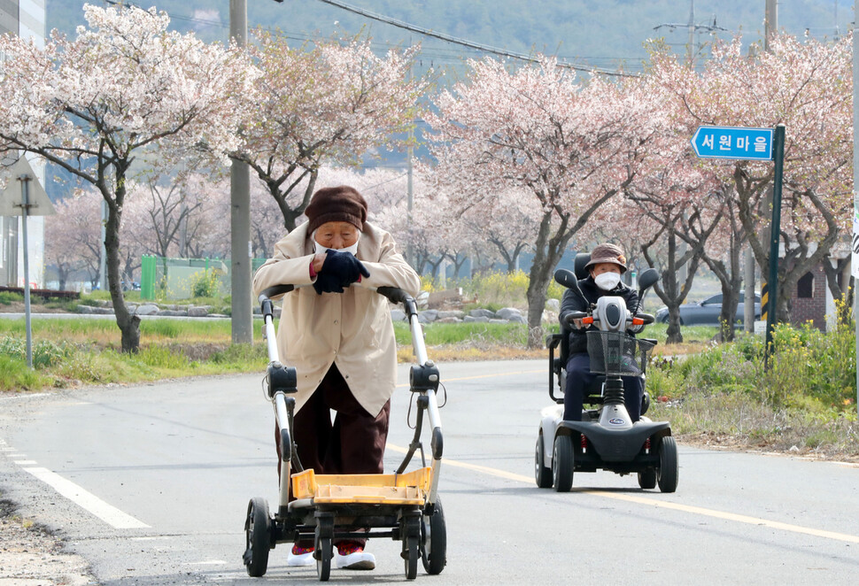 15일 전남 나주시 문평면에서 어르신 유권자들이 4륜 전동차를 타거나, 성인 보행기에 의지해 투표소로 향하고 있다. 연합뉴스