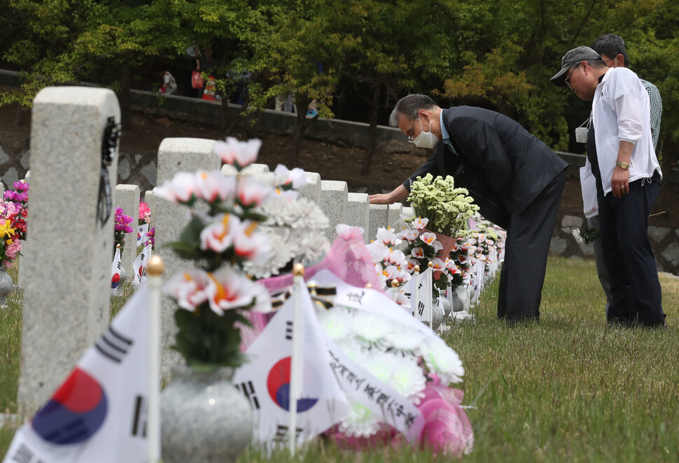 현충일을 하루 앞둔 5일 오전 서울 동작구 국립서울현충원을 찾은 월남전 참전 용사들이 전우의 묘소를 찾아 묘비를 어루만지고 있다. 백소아 기자