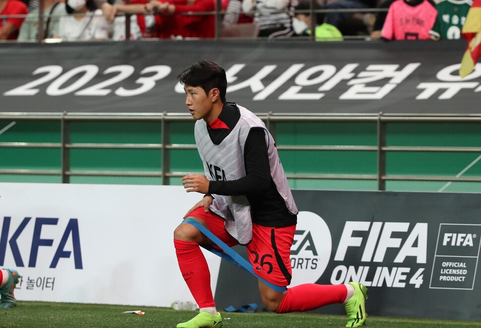 이강인이 27일 서울 마포구 서울월드컵경기장에서 열린 한국 대 카메룬 축구대표팀 평가전에서 몸을 풀며 경기를 지켜보고 있다. 김혜윤 기자