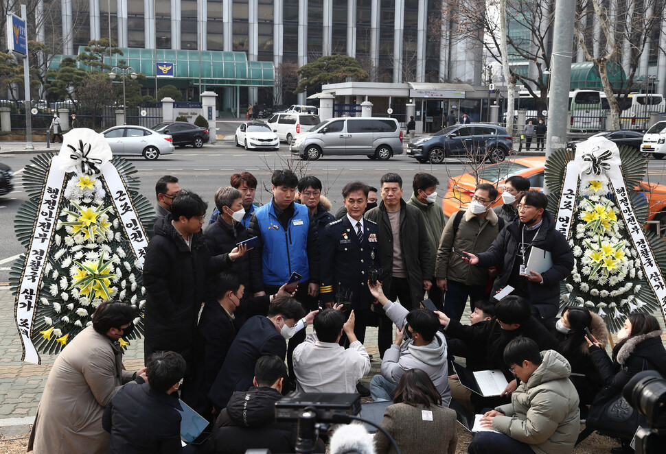 지난해 행정안전부 경찰국 신설에 반대하며 전국 경찰서장 회의를 주도한 류삼영 총경이 6일 오후 경찰청 맞은편 경찰기념공원에서 기자회견을 하고 있다. 윤운식 선임기자 yws@hani.co.kr