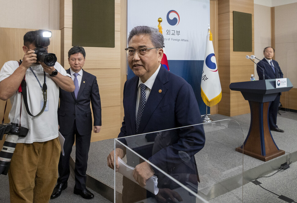 박진 외교부 장관이 6일 오전 서울 종로구 외교부에서 일제 강제징용 피해배상 해법을 발표를 마치고 브리핑룸을 나서고 있다. 공동취재사진