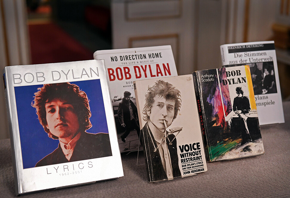 사진은 스웨덴 한림원에 전시된 밥딜런의 책들. AFP연합뉴스