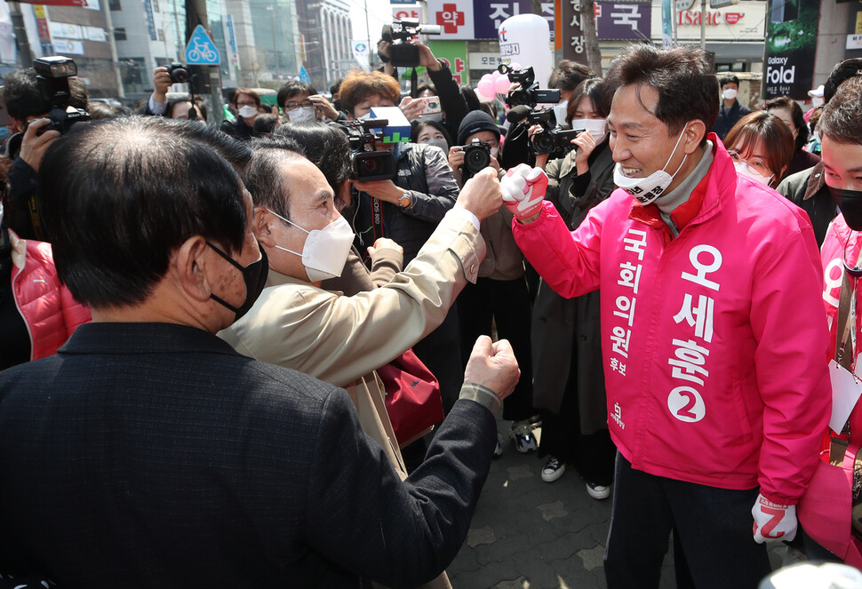 오세훈 미래통합당 서울 광진을 후보가 공식 선거운동 개시일인 2일 서울 광진구 자양사거리에서 첫 유세를 마친 뒤 시민들과 주먹을 맞대며 인사하고 있다. 연합뉴스