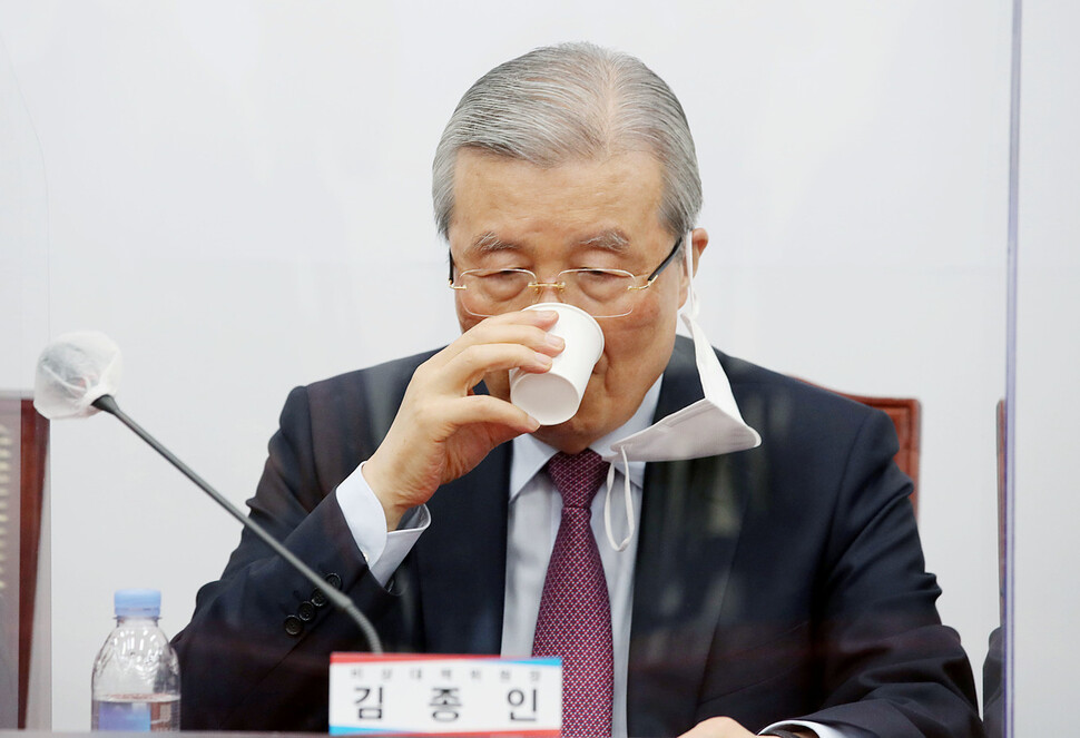 김종인 국민의힘 비상대책위원장이 2일 오전 서울 여의도 국회에서 열린 비상대책위원회의에 참석, 물을 마시고 있다. 연합뉴스 김종인 국민의힘 비상대책위원장이 2일 오전 서울 여의도 국회에서 열린 비상대책위원회의에 참석, 물을 마시고 있다. 연합뉴스